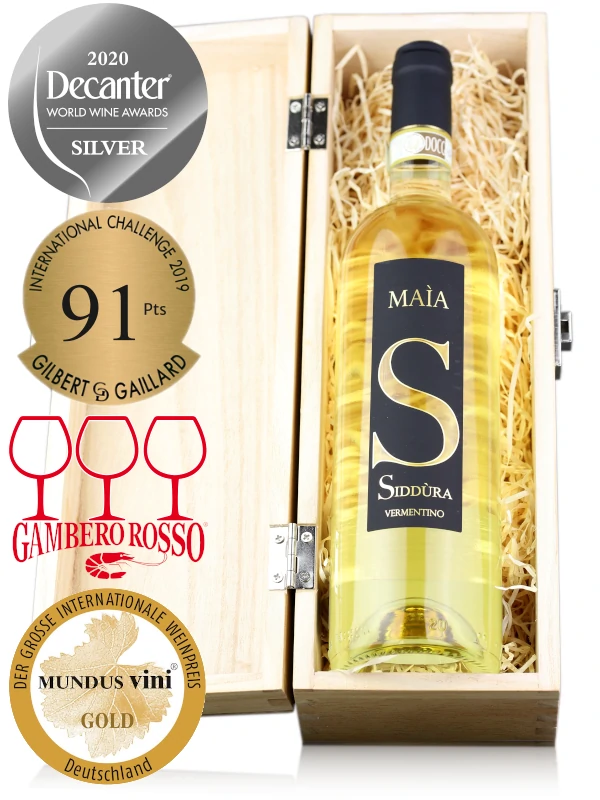 Wine Gift Set, bottle of Italian white wine Siddura Maia Vermentino di Gallura DOCG Superiore 2019 and wooden gift box