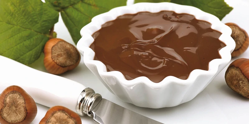 Dipping bowl with real Crema di Nocciole and hazelnuts from Nocciole d'Elite
